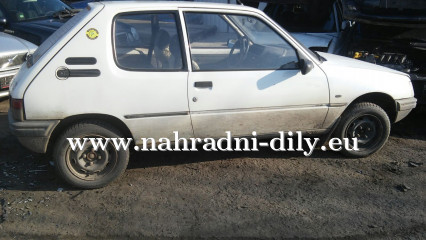 Peugeot 205 bílá na náhradní díly Písek / nahradni-dily.eu