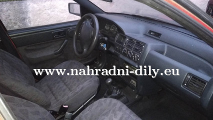 Ford Escort červená - díly z tohoto vozu / nahradni-dily.eu