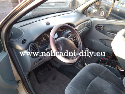 Renault Megane Scenic stříbrná - díly z tohoto vozu / nahradni-dily.eu