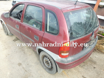 Opel Corsa červená na náhradní díly Brno